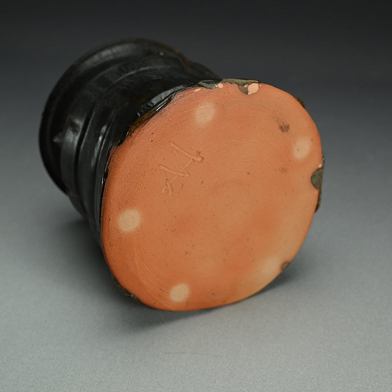 Glistening Dark Mizusashi ー利茶土 ミルグリム “黒釉擂座付水指”