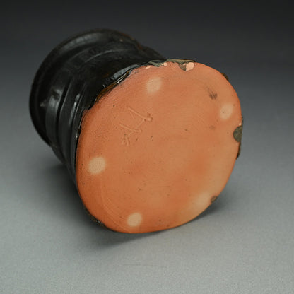 Glistening Dark Mizusashi ー利茶土 ミルグリム “黒釉擂座付水指”