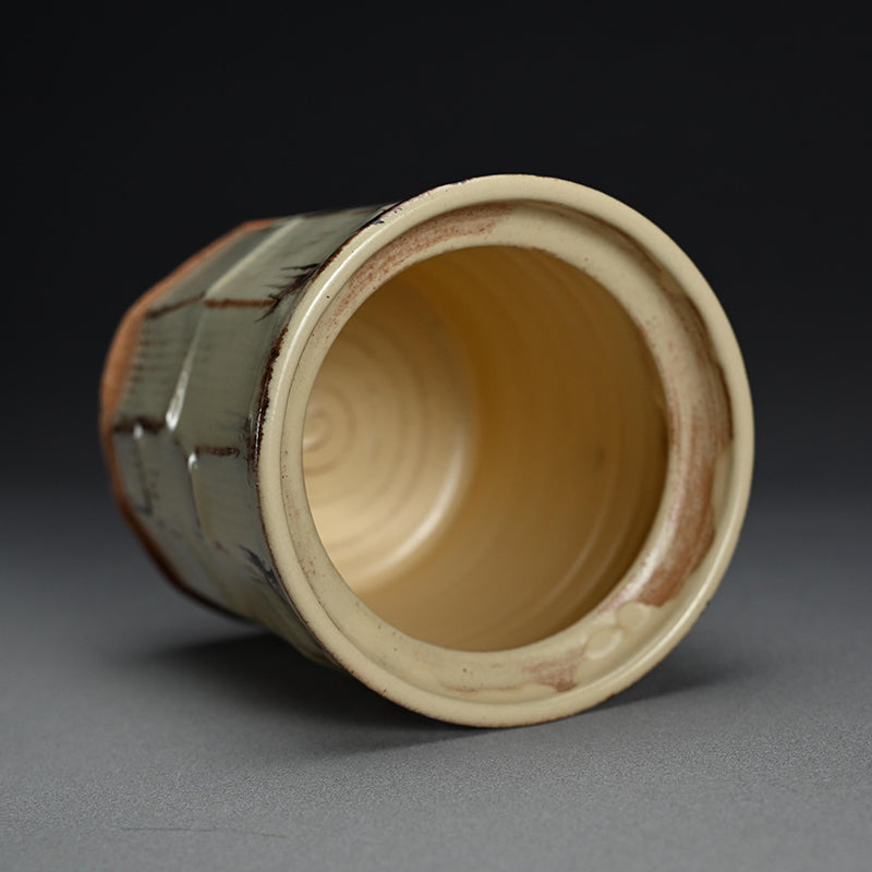 Reflecting on Bamboo, a Mizusashi ー利茶土 ミルグリム “今古釉面取水指”