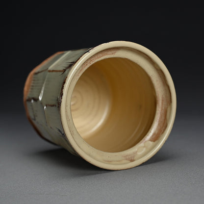 Reflecting on Bamboo, a Mizusashi ー利茶土 ミルグリム “今古釉面取水指”