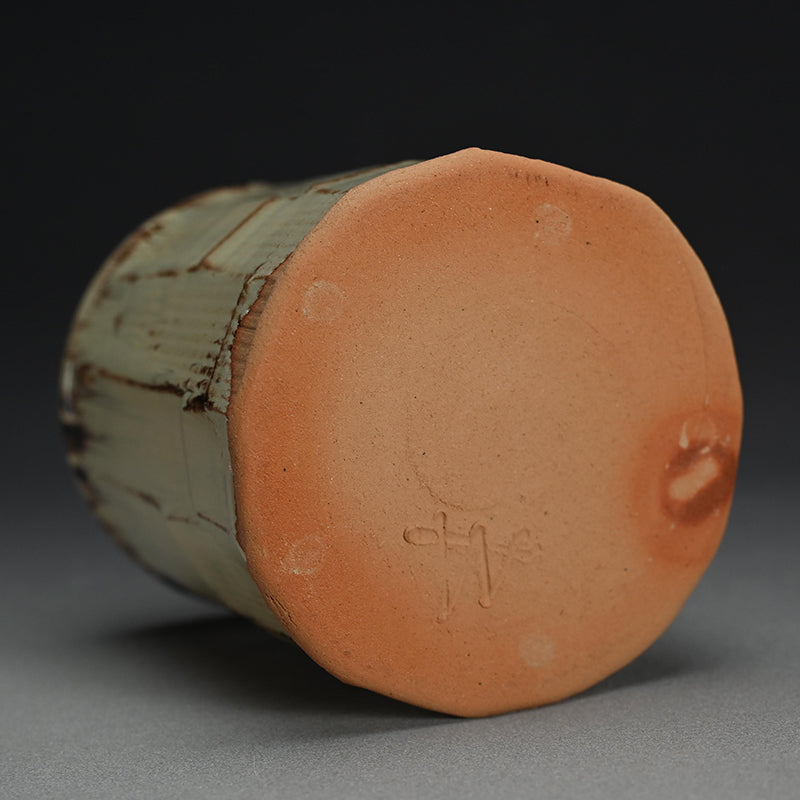 Reflecting on Bamboo, a Mizusashi ー利茶土 ミルグリム “今古釉面取水指”