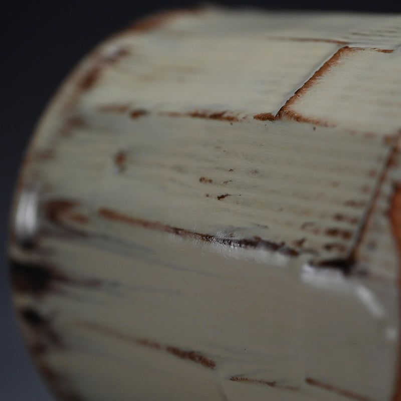 Reflecting on Bamboo, a Mizusashi ー利茶土 ミルグリム “今古釉面取水指”