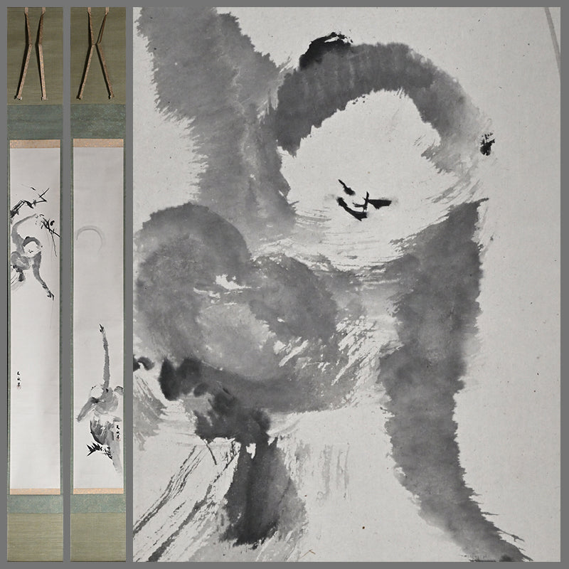 Scroll Pair, Monkeys Grasping for the Moon ー本多 天城 “猿猴圖”