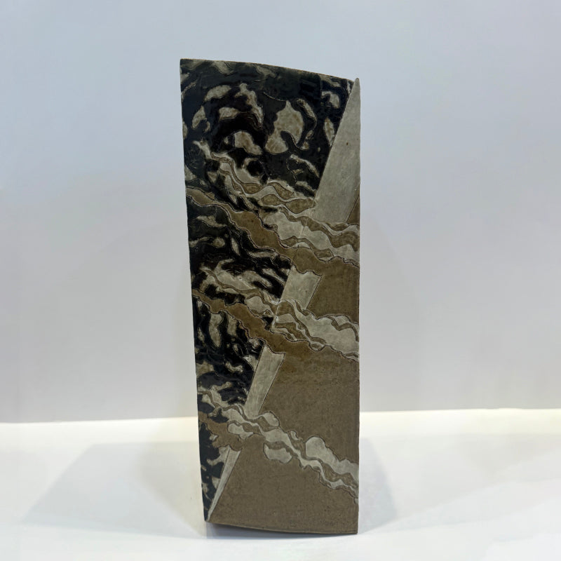 Flowing Surface Vase by Legendary ー和太 守卑良 “水景角筒”