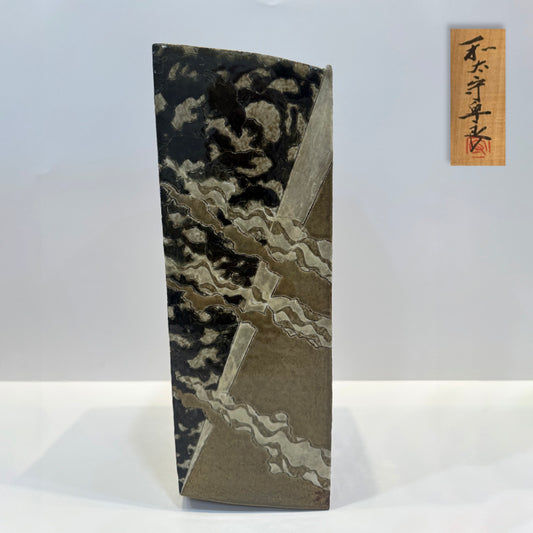 Flowing Surface Vase by Legendary ー和太 守卑良 “水景角筒”