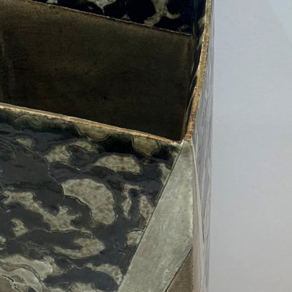 Flowing Surface Vase by Legendary ー和太 守卑良 “水景角筒”