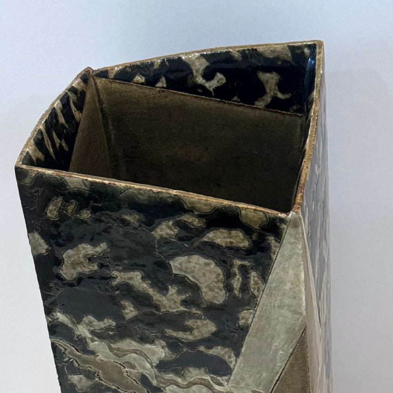 Flowing Surface Vase by Legendary ー和太 守卑良 “水景角筒”