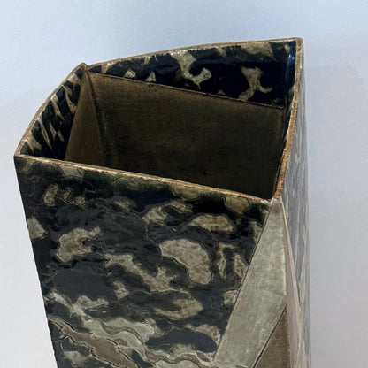 Flowing Surface Vase by Legendary ー和太 守卑良 “水景角筒”