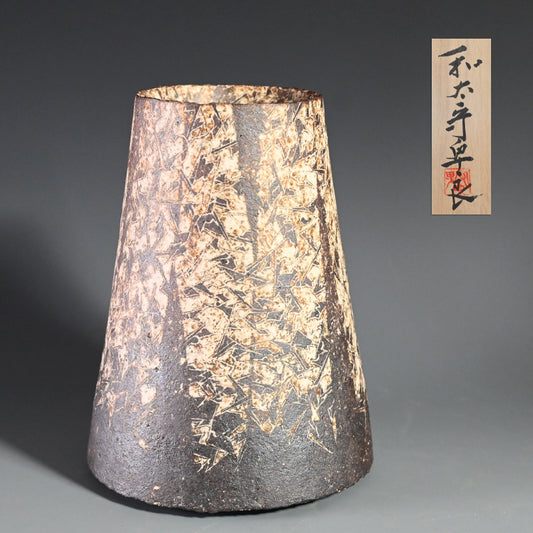 伝説のー和太守卑良による初期の花瓶「彩土杉文器」