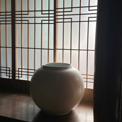 Vase by Sodeisha Star ー山田 光 “白磁 花入”